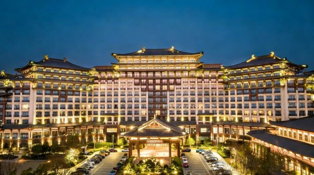 Material Rhythm and Facade Expression in a Cultural Resort Hotel