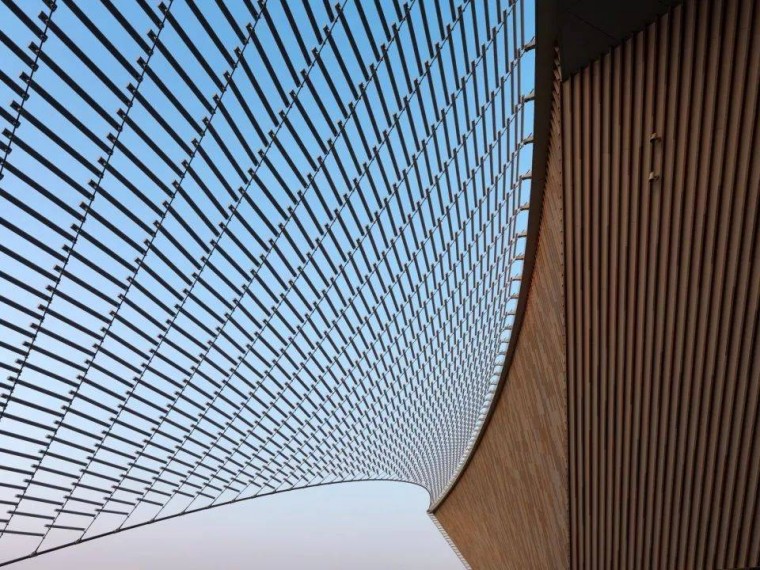 The Intersection of Traditional Ceramic Craftsmanship and Modern Architectural Design at Nanchang Poly Grand Theatre