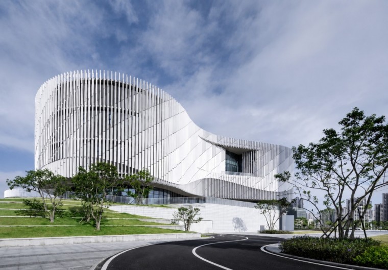 White Glazed Terracotta Facade: Light, Shadow and Movement at Yangjiang Cultural Center